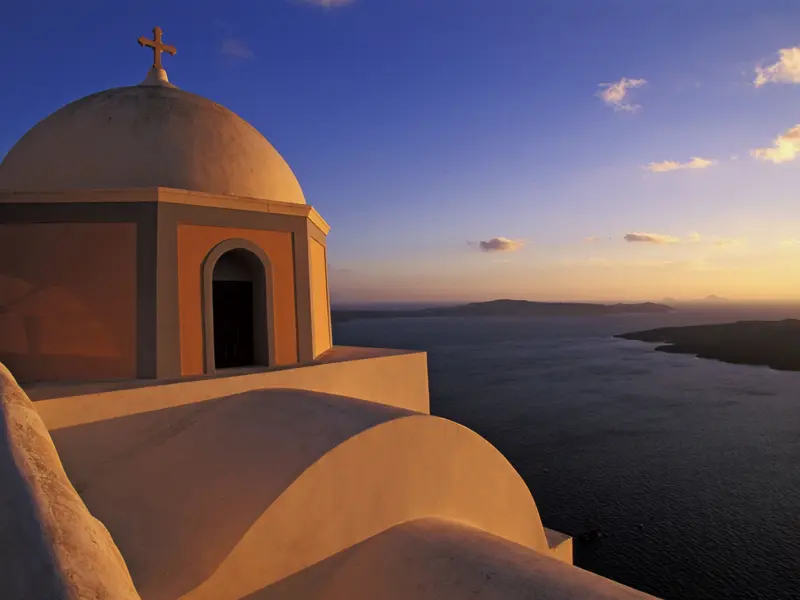 Die smart&small-Rundreise in kleiner Gruppe führt auf die zwei Kykladeninseln Naxos und Santorin. Typisch weiße Dörfer und unzählige Kirchenkuppeln prägen das Bild der Inseln - hier ein stimmungsvoller Sonenuntergang auf Santorin.