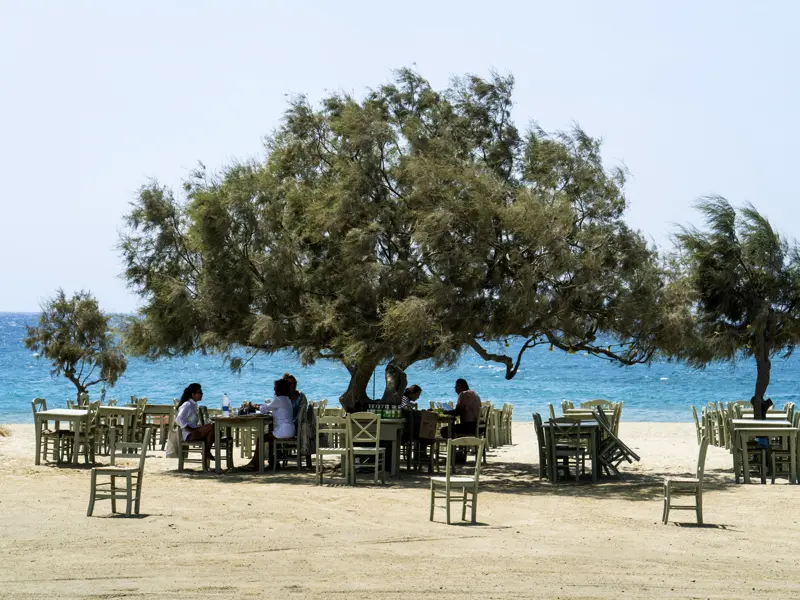 Auf unserer Mini-Gruppen-Reise zu den Kykladen bleibt freie Zeit für gemütliche Stunden in Cafés und Tavernen. Auf Naxos und Santorin finden Sie hiervon zahlreiche.