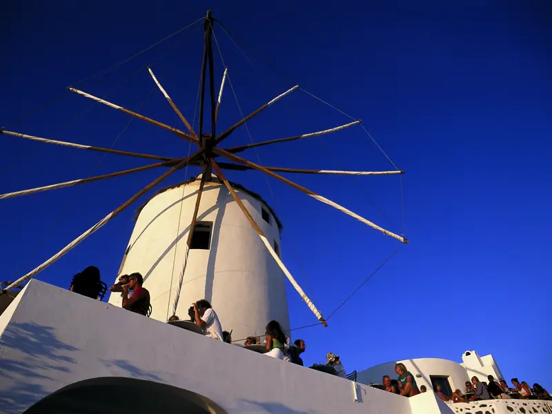 Bei der Kleingruppenreise durch die Inselwelt der Kykladen sind Windmühlen ständige Begleiter im Landschaftsbild von Naxos und Santorin.