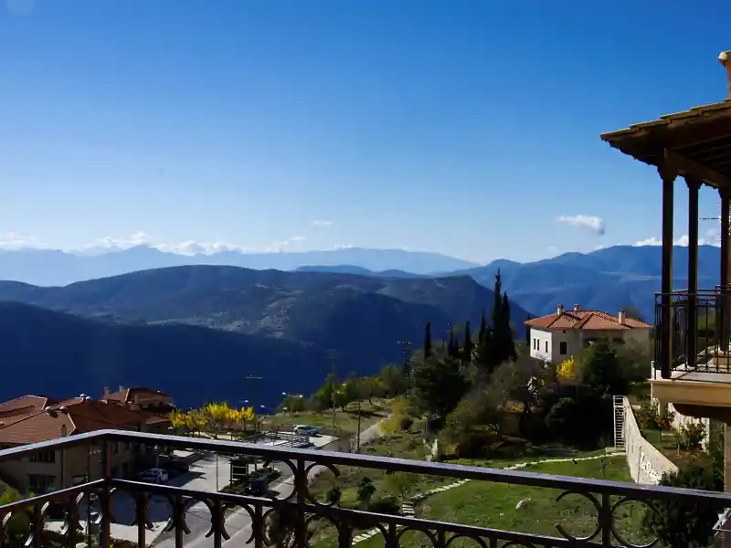 Auf unserer Rundreise durch Griechenland in kleiner Gruppe empfängt uns in Arachova das urig-gemütliche Berghotel Alpen House mit sensationellen Ausblicken auf das Parnassgebirge.