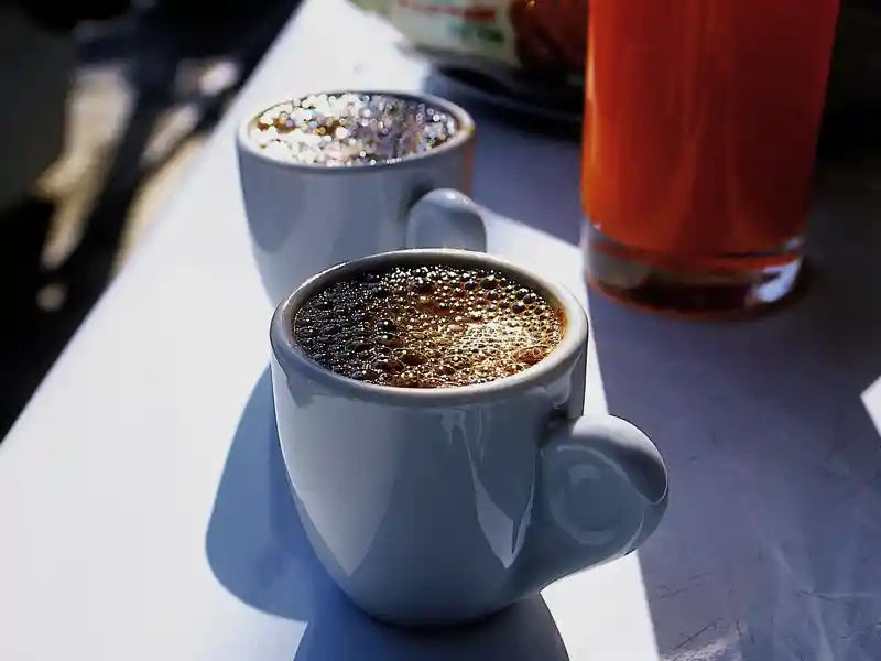 Zwischen Ausgrabungsstätten und Baden wird es bei unserer Rundreise in kleiner Gruppe nach Griechenland auch Zeit für eine Pause mit belebendem griechischem Kaffee geben.