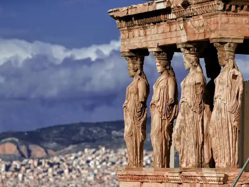 Natürlich darf auf einer Rundreise nach Athen der Besuch der Akropolis nicht fehlen. Von hoch oben genießen wir den Blick über das weiße Häusermeer.