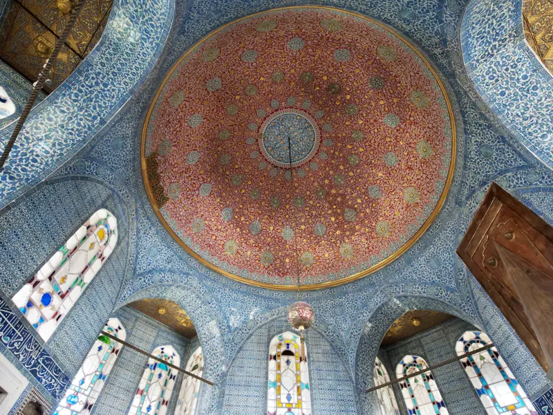 Beim Besuch des Topkapi-Palastes auf unserer Reise nach Istanbul bewundern wir die prachtvollen Kuppelsäle mit farbenfrohen Kacheln und Ornamenten.