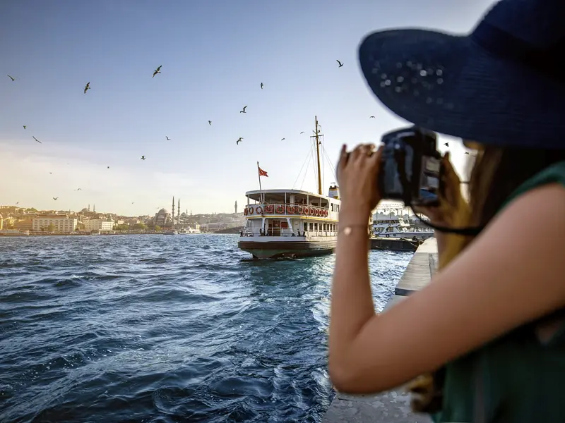 Wir erkunden auf unserer Städtereise Istanbul in all seinen Facetten. Unter anderem erleben wir die Skyline der Stadt von unserem Boot auf dem Bosporus aus. Unterwegs ziehen Holzvillen und Frachtschiffe an uns vorbei, über uns spannen sich die gigantischen Bosporusbrücken.