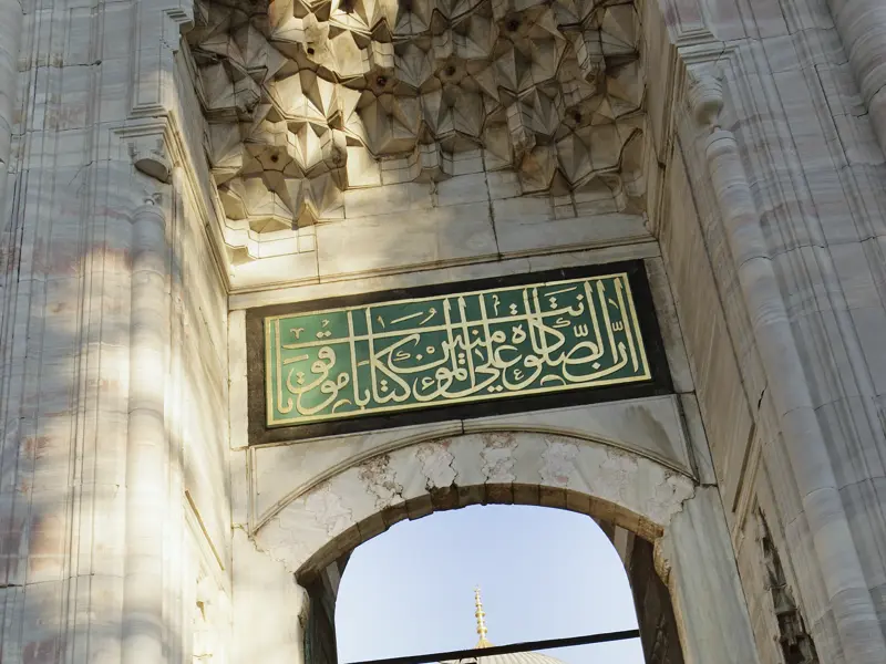 Osmanisches Kunsthandwerk vom Feinsten bewundern wir auf unserer Städtereise nach Istanbul unter anderem in der Blauen Moschee.