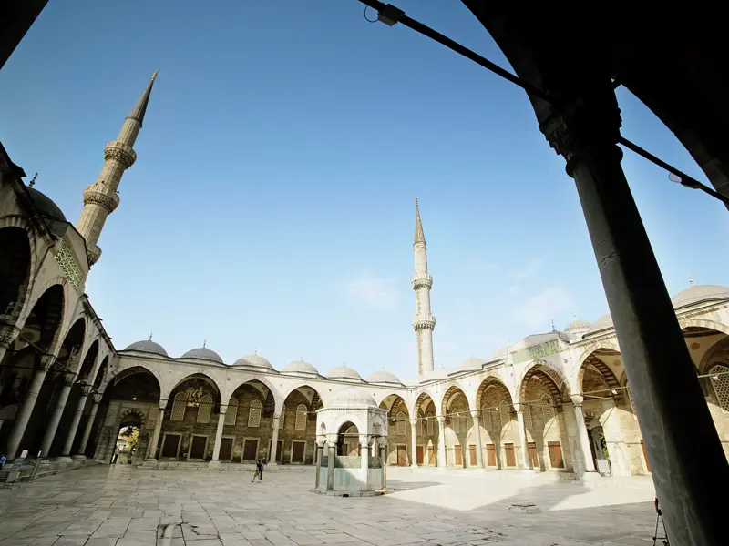 Auf unserer Städtreise erleben wir die Höhepunkte Istanbuls, darunter auch die Sultanahmet-Moschee - bei uns besser als Blaue Moschee bekannt.