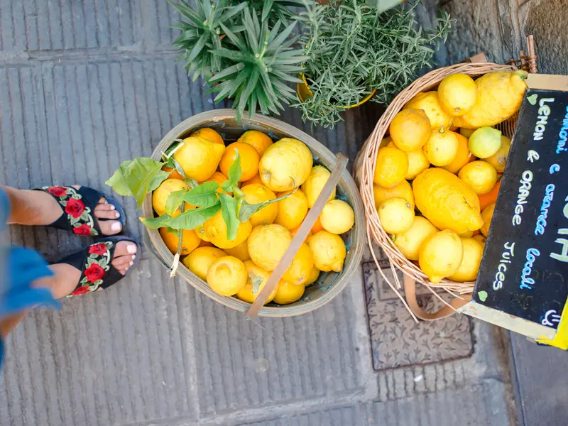 Eine Erfrischung für zwischendurch? Zeit gibt es genug auf unserer smart&small-Reise in die Cinqueterre - zum Beispiel für eine Spremuta: frisch gepressten Saft aus Zitronen oder Orangen.