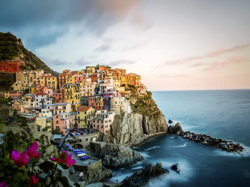 Die ligurische Küste, die wir auf unserer smart&small-Reise besuchen, ist reich an Höhepunkten - darunter vor allem die "fünf Gebiete" Cinqueterre, fünf in die Felsen gebaute Dörfer.