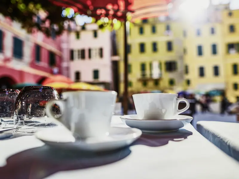 Machen Sie es wie die Italiener und genießen Sie einen Espresso oder Cappuccino auf der Piazza, während Sie das Geschehen um sich herum beobachten. Dafür bleibt immer wieder Zeit auf unserer smart&small-Reise in kleiner Gruppe in die Cinqueterre.