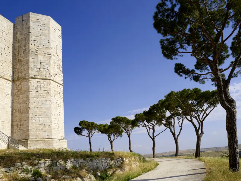 Wir nähern uns auf unserer Rundreise durch Apulien einem der Höhepunkte der Reise, dem Castel del Monte, das selbstbewusst auf einem Berg thront.