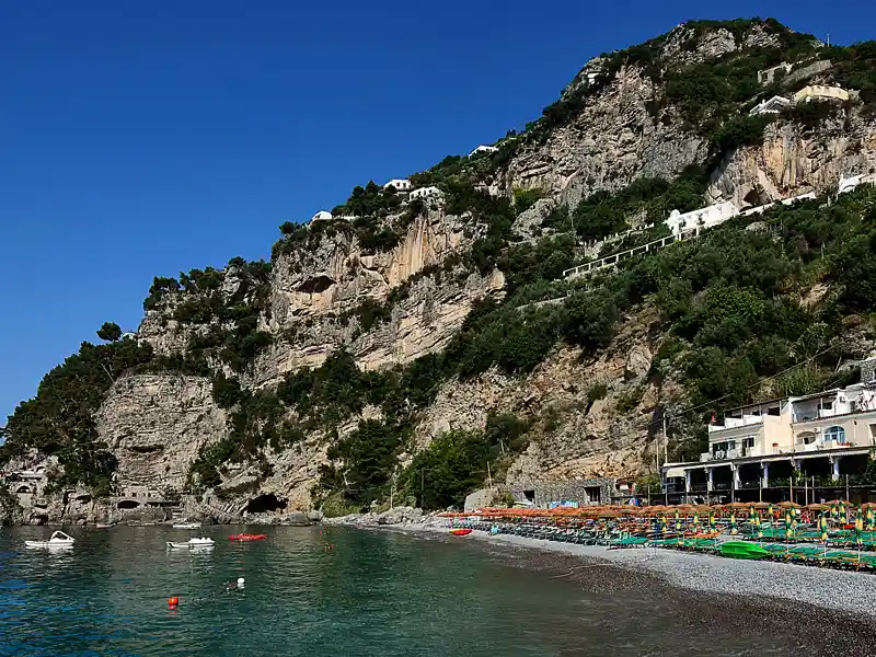 Im Hotel Pupetto wohnen Sie auf unserer smart&-small-Reise nach Kampanien vier Nächte direkt am Meer in einer ruhigen Bucht, abseits vom Trubel in Positano.