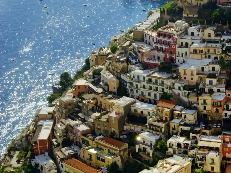 Positano, ein Klippenort an der süditalienischen Amalfiküste mit terrassenförmig ansteigenden Häuserreihen am Meer, ist unser Ausgangspunkt für Unternehmungen nach Capri und ins Hinterland.