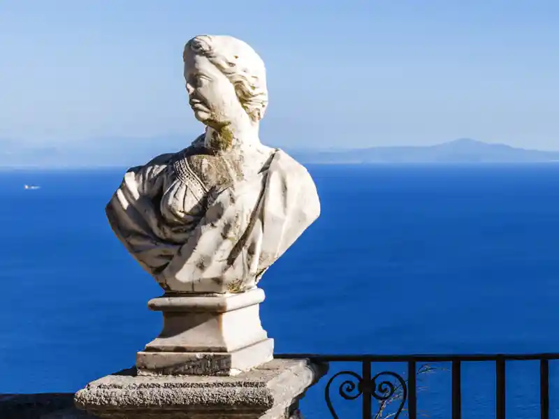 Von der Terrasse der Villa Cimbrone hat man einen wunderschönen Blick auf  das blaue Meer und die Berge des Cilentos.