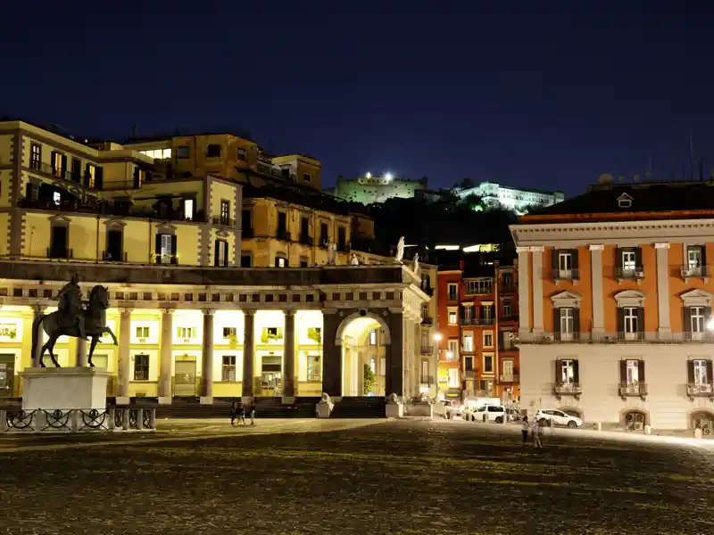 In Neapel sehen wir auf unserer smart&small-Reise u.a. den Palazzo Reale an der Piazza del Plebiscito und das Teatro San Carlo. Ihr Reiseleiter weiß um die Hintergründe und Zusammenhänge in der Stadt voller Gegensätze: hier historische Palazzi, da die moderne U-Bahn, hier abblätternder Putz, dort luxuriöse Boutiquen.