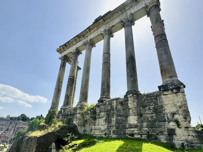 Den Glanz vergangener Größe lässt Ihre Reiseleiterin auf dem Forum Romanum wieder auferstehen - einst der Mittelpunkt der Welt.