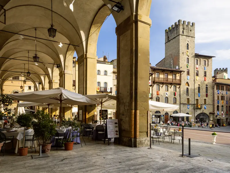 Auf unserer smart&small-Reise in kleiner Gruppe durch die Toskana besuchen wir auch Arezzo, eine charmante typisch toskanische Stadt.