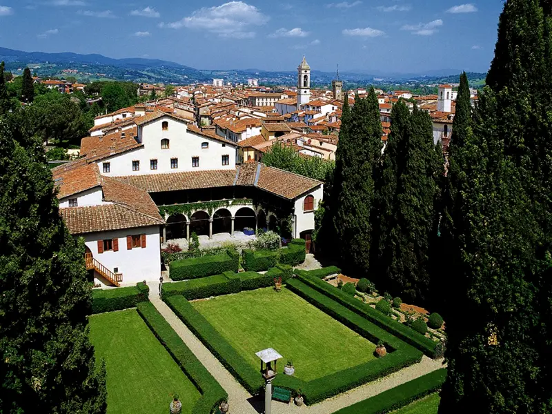 In der Villa Casagrande, einem Hotel mit viel Liebe zum Detail in Figline Valdarno, finden wir auf unserer Reise durch die Toskana Entspannung in romantischen Innenhöfen, im Park oder im Pool.