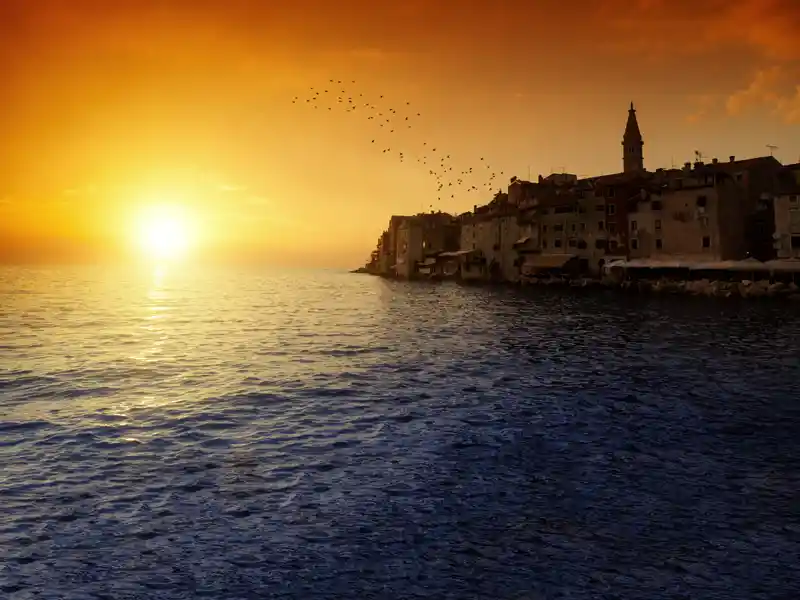 Ein schöner Sonnenuntergang über der Adria, wie hier in Rovinj - das werden Sie auf unserer Triest- und Istrien-Reise vielleicht öfters zu sehen bekommen.