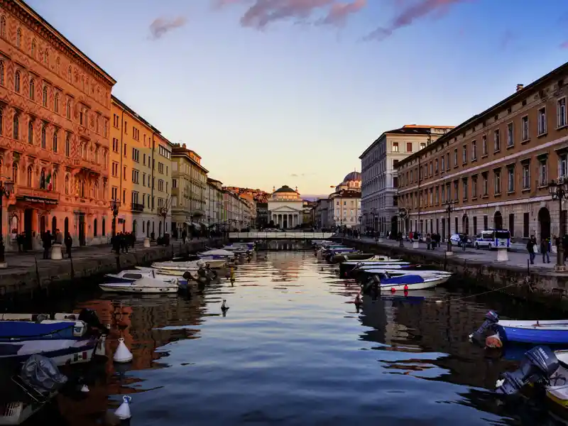 Schön ist es, am Canal Grande in Triest entlangzuschlendern. Lassen Sie sich auf unserer Rundreise vom Habsburger Erbe und vom italienischen Flair der Stadt verzaubern.