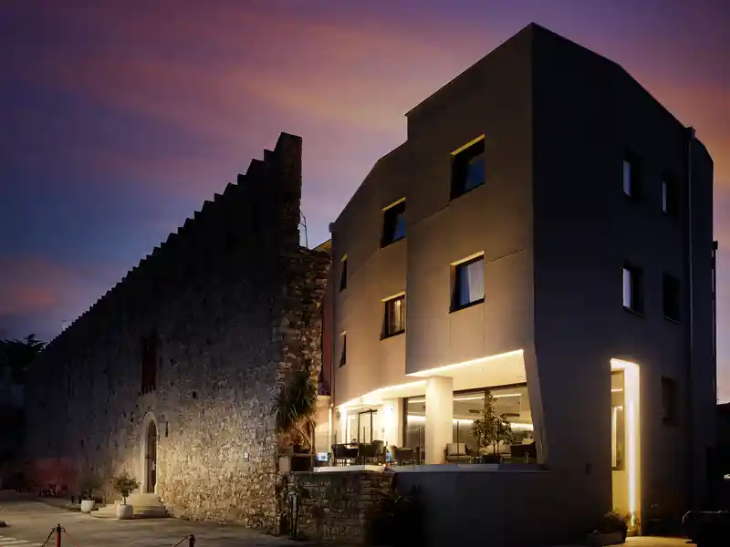 Auf unserer Smart&Small Reise nach Triest und Istrien übernachten wir im Hotel Cittar in Novigrad. An der historischen Stadtmauer gelegen, vereint das Haus geschmackvoll Alt und Neu.