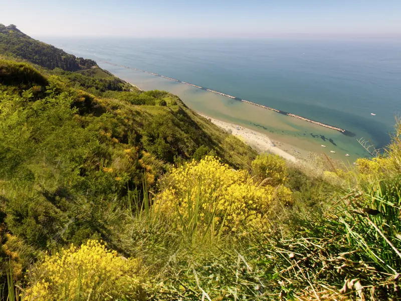 Landschaftlich besonders reizvoll ist die Küste der Marken am Monte Conero. Auf unserer smart&small-Rundreise haben wir Zeit, die Schönheit der Gegend zu genießen.