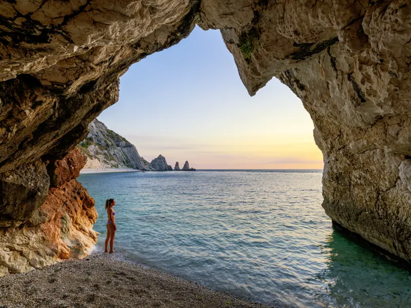 Die Marchesina-Grotte und die Due Sorelle - auf unserer Smart&Small-Rundreise in die Marken erleben Sie die bildschöne Adriaküste am Monte Conero.