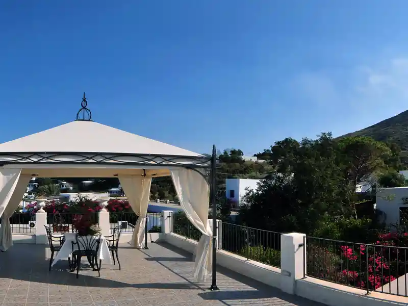 Auf Stromboli liegt unser Hotel Villagio Stromboli direkt am Meer und garantiert perfekte Urlaubstage während unserer Kleingruppenreise auf den Äolischen Inseln.