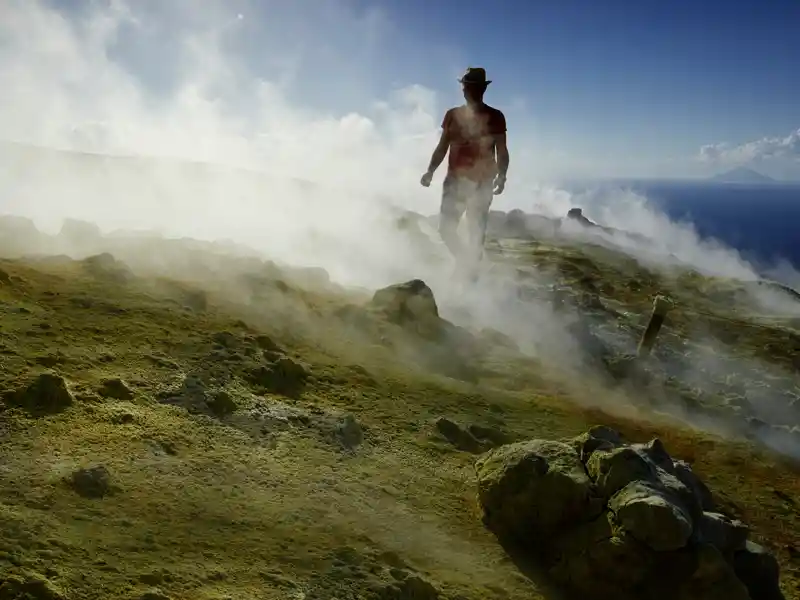 Auf Stromboli wandern wir bei dieser Rundreise in kleiner Gruppe einen Vulkanhang entlang zum "Weg des Feuers", wo wir einen Eindruck von der Urgewalt des Vulkans bekommen.