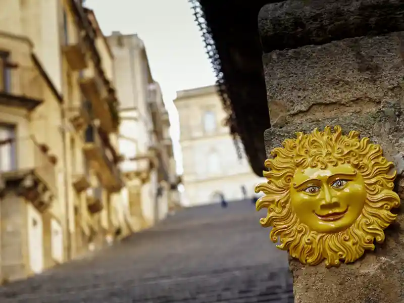 Natürlich freuen wir uns auf unsererRundreise über die wichtigen Sehenswürdigkeiten Siziliens. Doch oft sind es die kleinen Dinge, die uns lächeln lassen. Diese Sonne strahlt jedenfalls das ganze Jahr über.