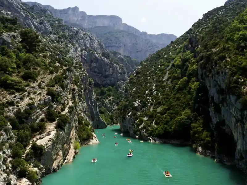 Eine der spektakulärsten Schluchten Europas ist die Verdonschlucht in der Provence, die wir auf unserer smart&small-Rundreise besuchen. Sie ist bei Wanderern und Paddlern gleichermaßen beliebt.