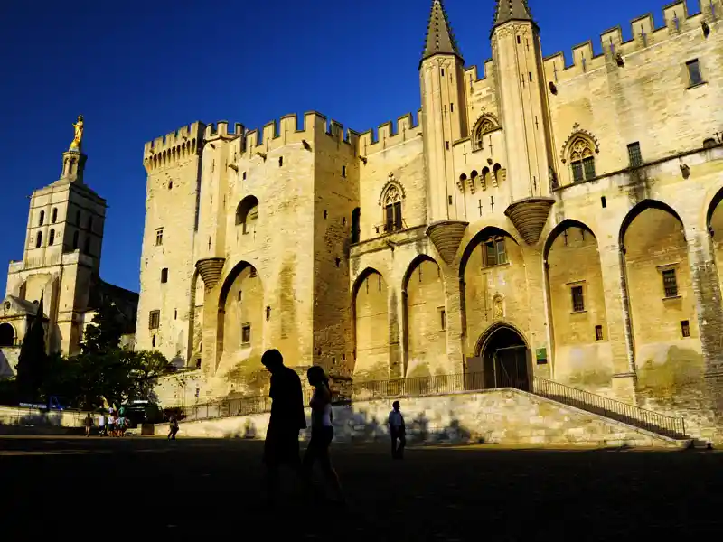 Begleiten Sie auf unserer smart&small-Rundreise Ihren Studiosus-Reiseleiter auf einen Ausflug nach Avignon, der Stadt der Exil-Päpste, und bewundern Sie den trutzigen Papstpalast und die berühmte Brücke.