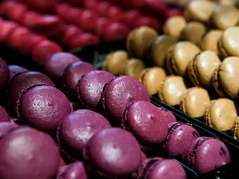 Auf Ihrer Rundreise durch die Provence lädt Sie Ihr Reiseleiter immer wieder zu kleinen Kostproben der lokalen Spezialitäten ein, zum Beispiel zu den typischen Macarons, der süßen Spezialität Frankreichs.