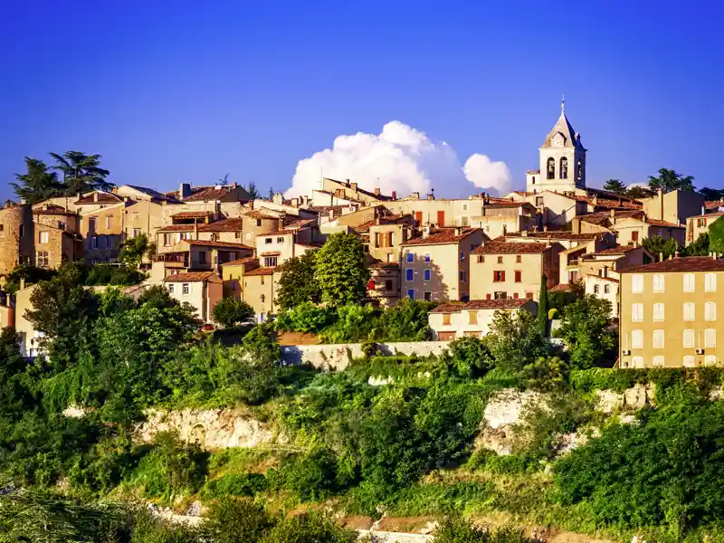 Kommen Sie mit auf unsere Rundreise durch die Hochprovence und erleben Sie weite Felder und verträumte Dörfer, deren romantische Gassen und Plätze zum Bummeln und Entdecken einladen.