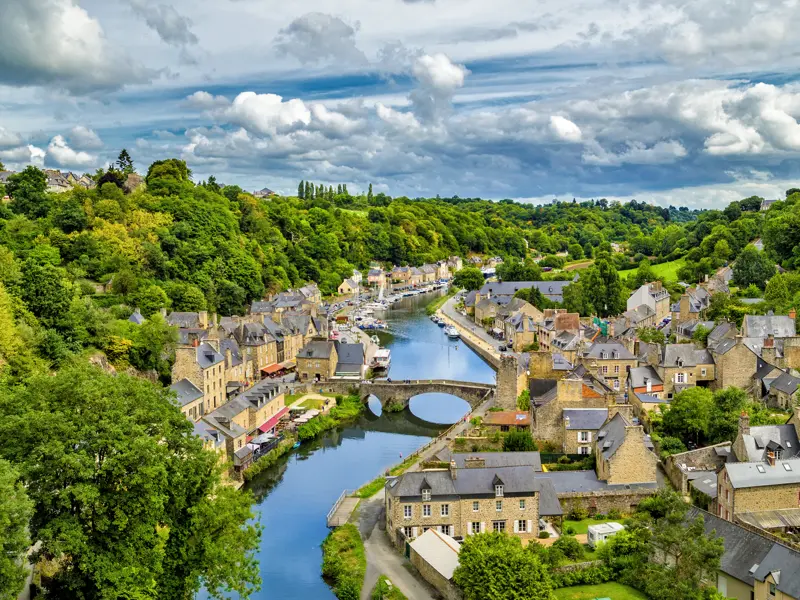 Allein das Flusspanorama entlang der Rance ist auf unserem Trip durch die Bretagne eine Reise nach Dinan wert.