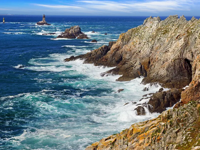 An der Pointe du Raz machen wir uns auf einen kleinen Spaziergang und werden währenddessen vom Wind kräftig durchgepustet.