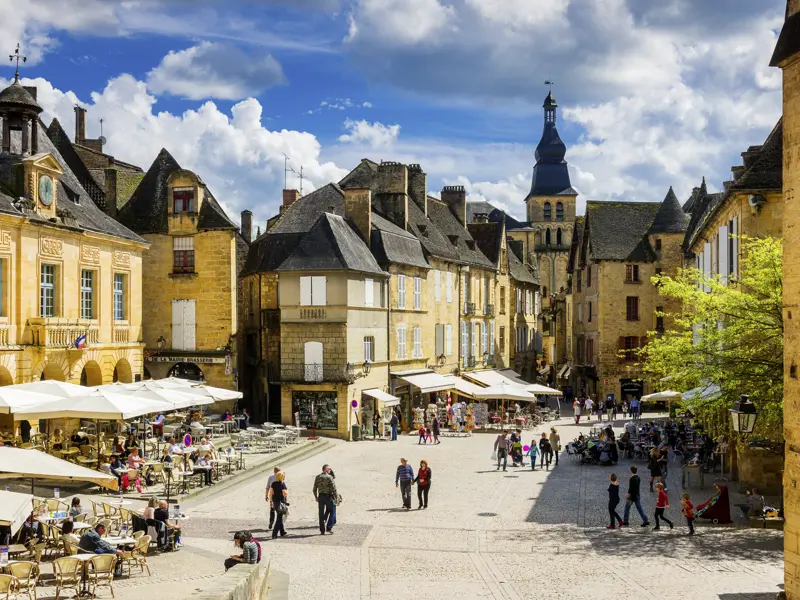 Wie aus einem Guss und ganz in Ockertönen erscheint die Altstadt von Sarlat im Périgord, einer unserer Übernachtungsorte. Besonders stimmungsvoll geht es hier zu, wenn der Markt stattfindet - den wir auf unserer smart & small-Reise natürlich auch besuchen