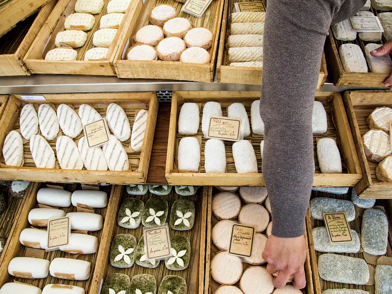 Käse in unzähligen Sorten, Formen und Geschmäckern gehört untrennbar zu Frankreich - auf unserer Reise haben wir immer wieder die Gelegenheit zum Probieren! Délicieux!