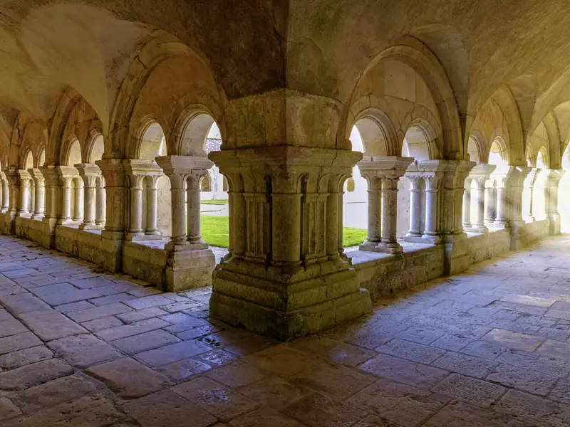 Ein romanischer Kreuzgang im Burgund. Auf Ihrer Rundreise führt Sie Ihr Studiosus-Reiseleiter immer wieder zu solch beeindruckenden Orten der Stille und des Friedens.