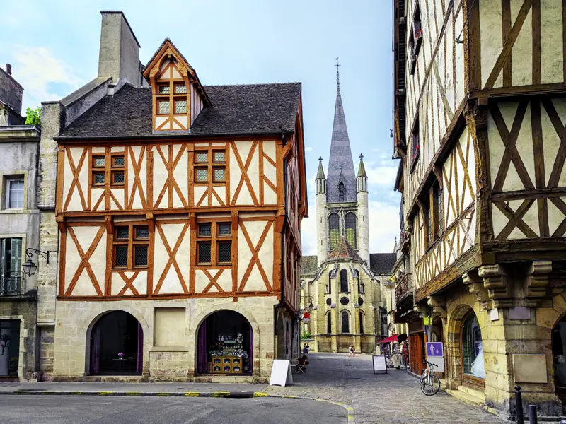 Kommen Sie mit auf unsere smart&small-Rundreise ins Burgund und nach Lyon und entdecken Sie dabei unter anderem die romantische Altstadt von Dijon, die  mit ihren Fachwerkhäusern und Sakralbauten wie der Kirche Notre Dame bezaubert.