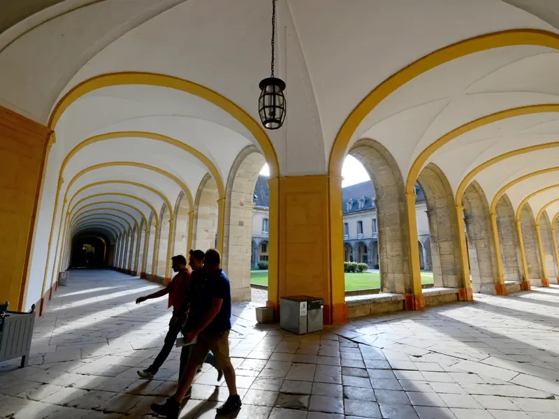 In den Ruinen der Abteikirche von Cluny, im Mittelalter eines der großen kulturellen Zentren des Abendlandes, umweht uns auf unserer Rundreise durchs Burgund der Atem der Geschichte.