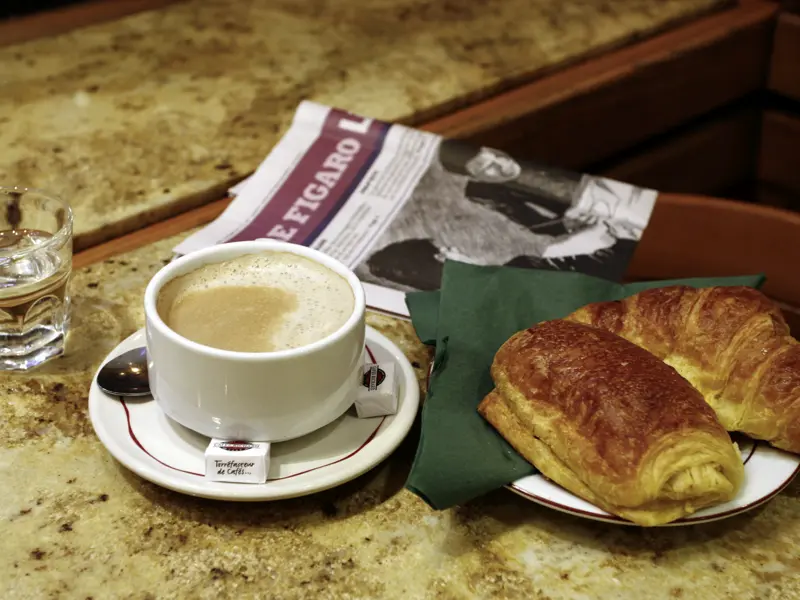 Auf unserer Rundreise in Frankreich werden Sie immer wieder mit den französischen Eigenheiten Bekanntschaft machen: Zum Beispiel genießt man hier sein Frühstück typischerweise in einem Café mit Milchkaffee, Croissant und den neuesten Nachrichten aus der Zeitung.