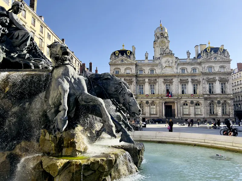 Lyon kam einst durch die Textilindustrie zu großem Reichtum. Davon zeugen u.a. die großen Plätze und prachtvollen Bauten wie zum Beispiel die Place Terreaux mit dem imposanten Rathaus, die wir auf unserer Studiosus smart&small-Rundreise natürlich besuchen.