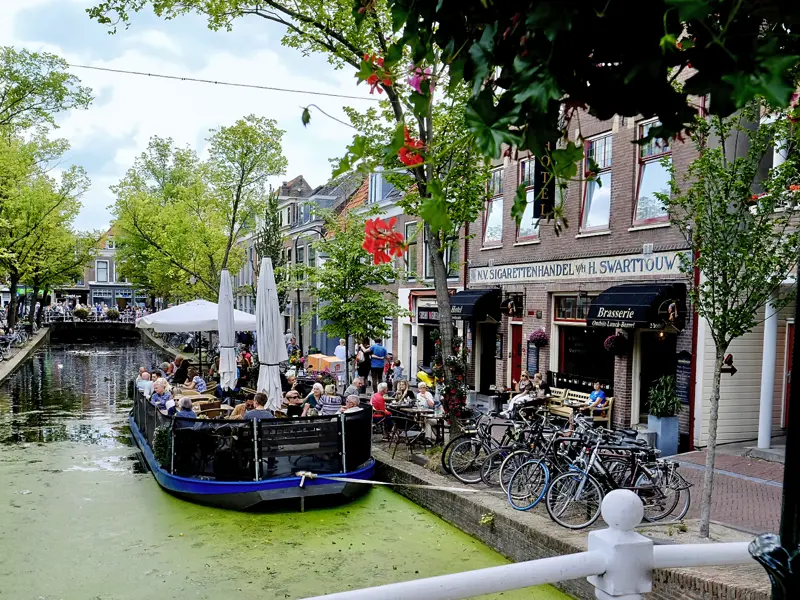 In Delft wohnen wir auf unserer smart&small-Rundreise in die Niederlande direkt an einer Gracht im charmanten Hotel Johannes Vermeer. Früher beherbergte das Gebäude eine Zigarrenfabrik.