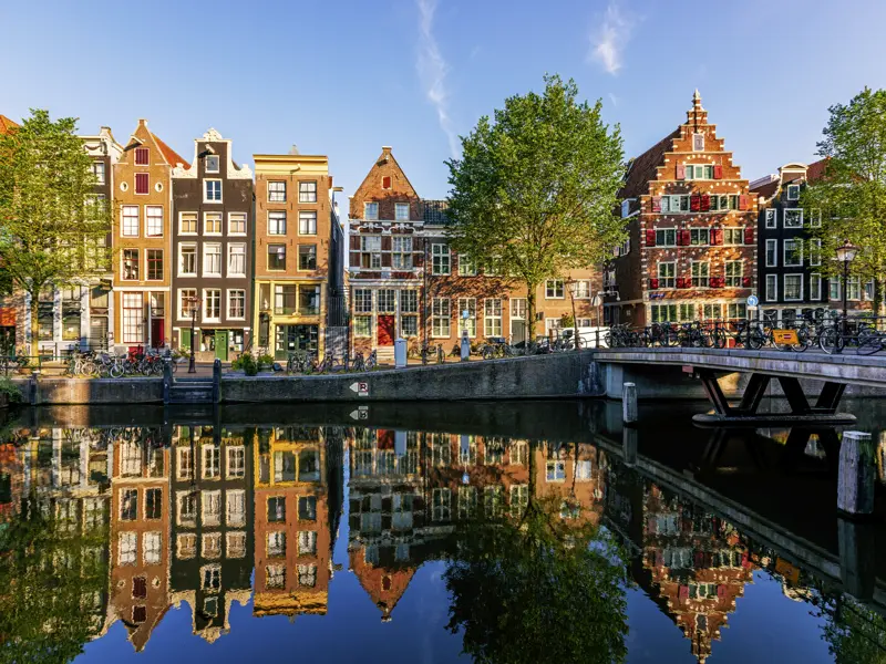 Ein Höhepunkt jeder Reise in die Niederlande ist ein Besuch in Amsterdam. Eine Bootsfahrt oder ein Spaziergang am  Grachtengürtel entlang versprechen unzählige schöne Fotomotive.