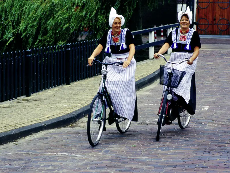 Nach wie vor wird Tradition in den Niederlanden sehr hoch geschätzt, und man zeigt sich beispielsweise gern in den typischen Trachten. Und auch das Fahrrad gehört bei unseren Nachbarn selbstverständlich zum Stadtbild. Auf unserer Rundreise werden Sie immer wieder solche spontanen Begegnungen erleben.