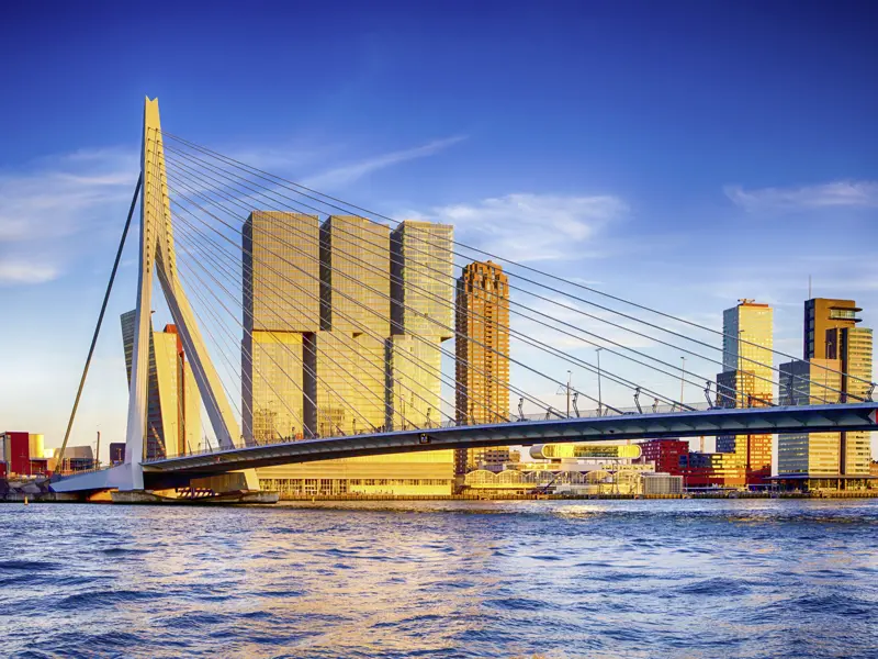 Während unseres Aufenthalts auf unserer Rundreise durch die Niederlande besuchen wir auch Rotterdam. Die Stadt mit ihren zahlreichen Höhepunkten moderner Architektur - hier die Erasmusbrücke und die "Vertical City" - bildet einen Gegenpol zur Windmühlenromantik des traditionellen Holland.