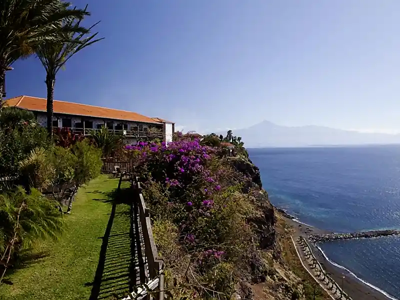 Auf unserer smart & small-Rundreise auf den Kanarischen Inseln übernachten wir auf La Gomera im Parador de La Gomera an der Steilküste oberhalb von San Sebastián.