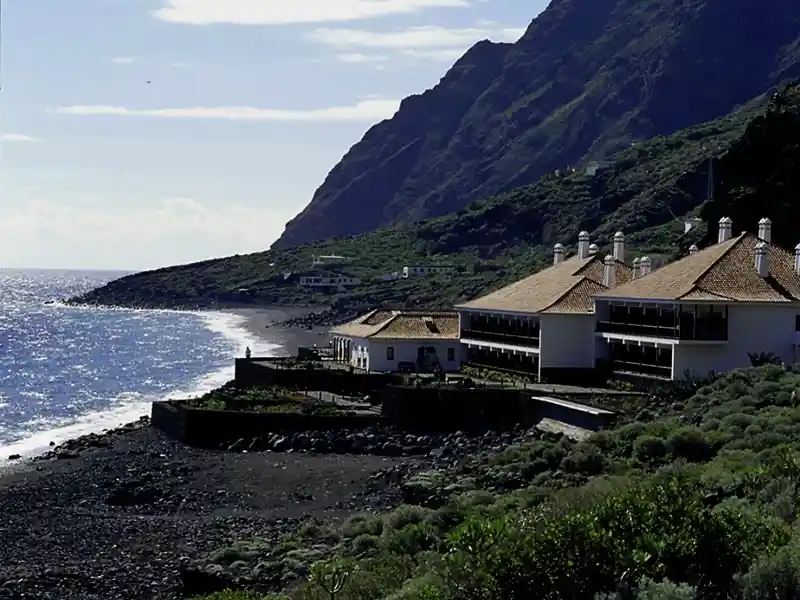 Auf unserer smart & small-Rundreise zu den Kanarischen Inseln übernachten wir auf El Hierro im Parador de El Hierro direkt am Meer.