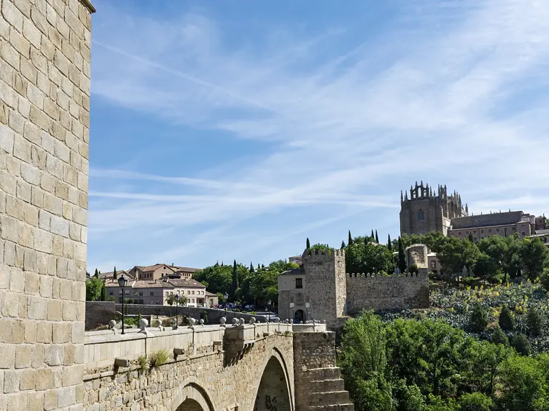 Schöne Aussichten auf unserer neuntägigen Rundreise in kleiner Gruppe durch Kastilien und die Extremadura - hier über die Puente de San Martín auf die Altstadt von Toledo (UNESCO-Welterbe).