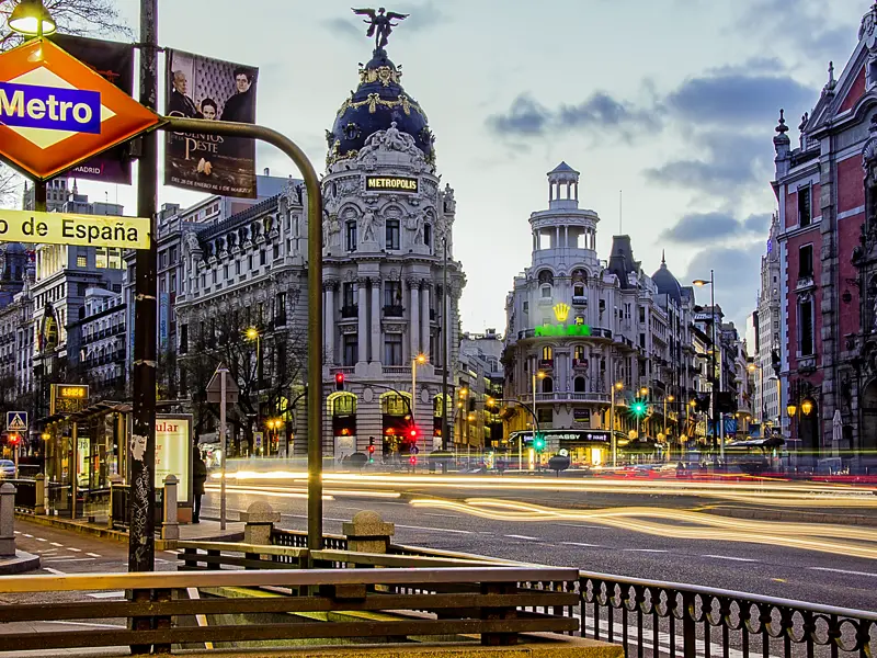 In der trendigen Metropole Madrid sind wir mit Studiosus-Reiseleitung auf Entdeckungstour in der Altstadt unterwegs.